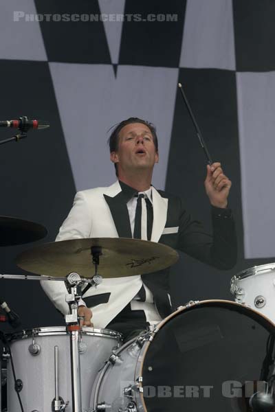 THE HIVES - 2017-07-22 - PARIS - Hippodrome de Longchamp - Main Stage 2 - Arne Christian Jääskeläinen